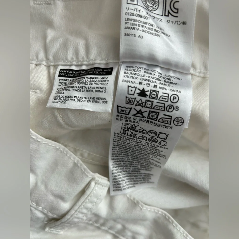 Levi's White Cargo Shorts with Multiple Pockets Size 36
